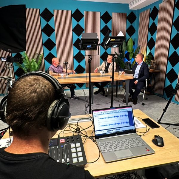 Podcastopnames in de studio in Den Haag